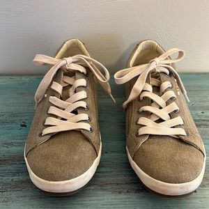 Taos Star Khaki Canvas Shoe, size 8, like new